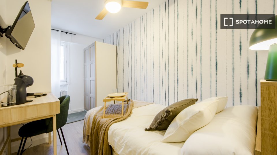 Double room Madrid, 6 beds, 110m² — photo 1
