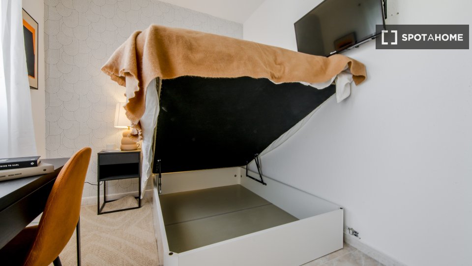 Double room Madrid, 5 beds, 80m² — photo 10