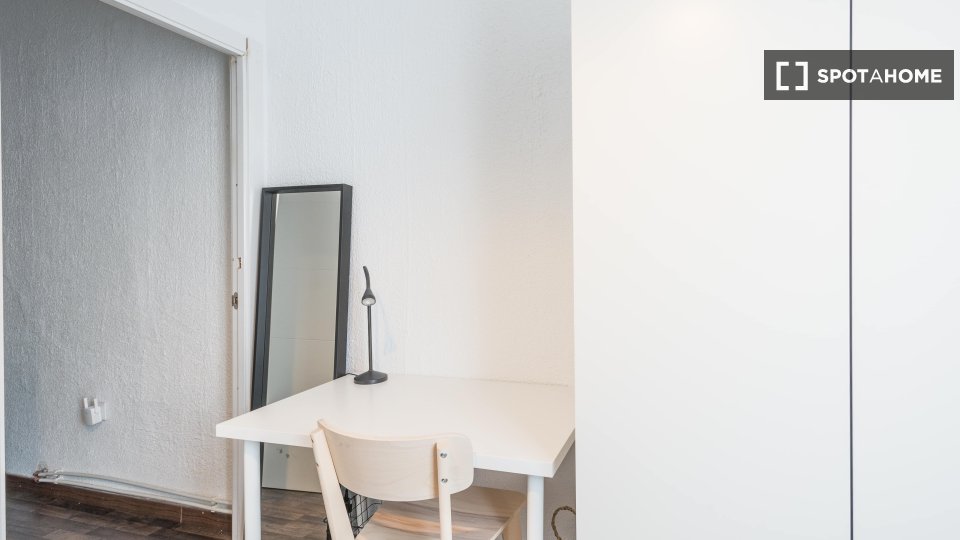 Double room Madrid, 9 beds, 170m² — photo 2