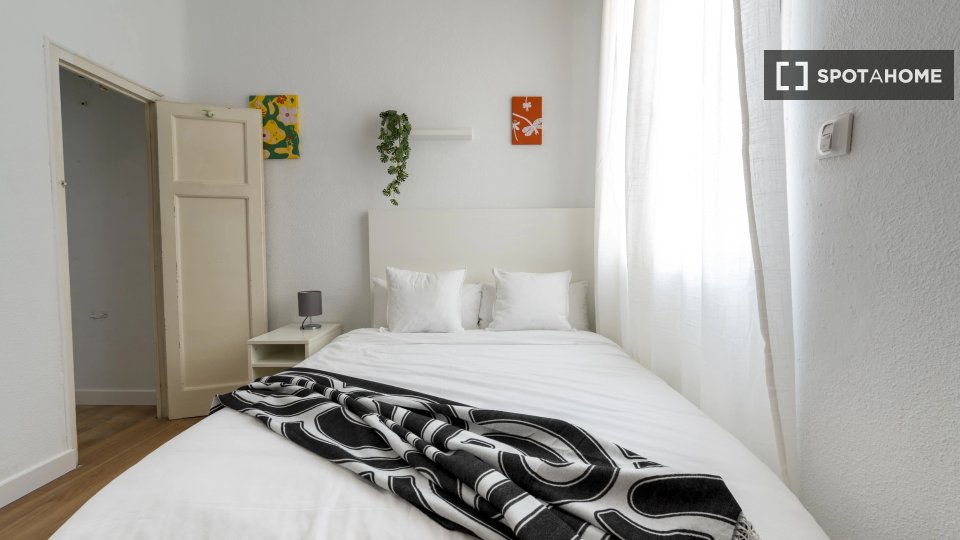 Double room Madrid, 5 beds — photo 22