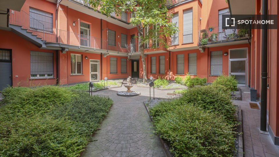 Apartment Milan, 1 bed, 37m² — photo 2