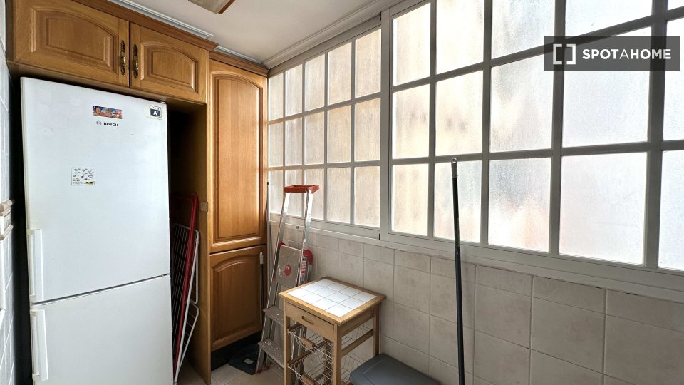 Double room Valencia, 3 beds, 90m² — photo 2
