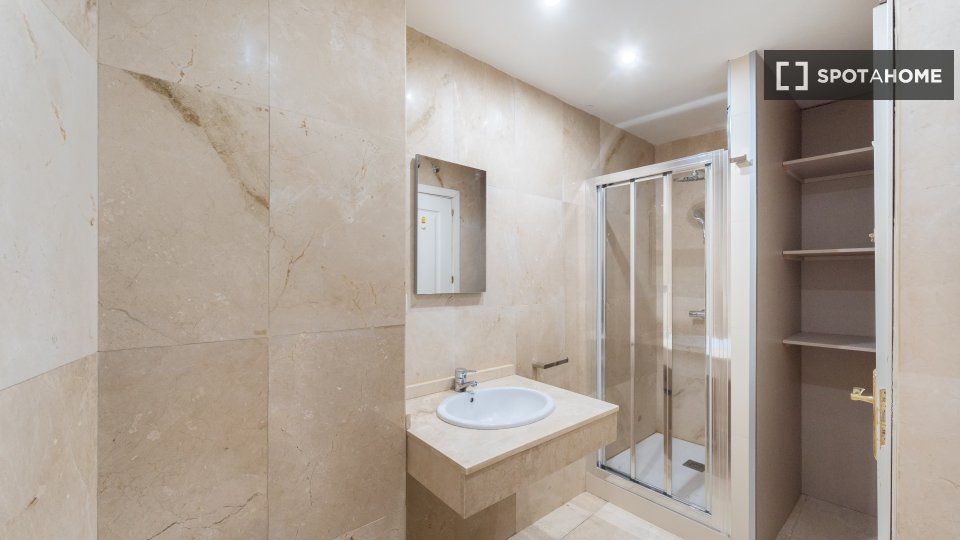 Double room Madrid, 5 beds — photo 8