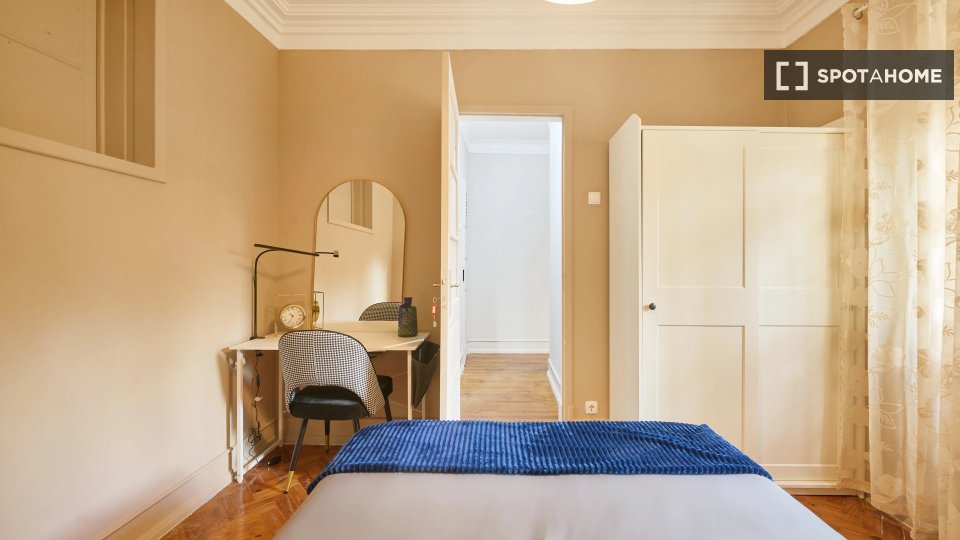 Double room Lisbon, 4 beds — photo 14