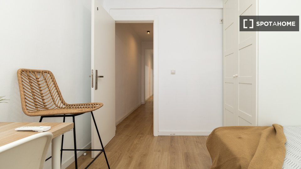 Double room Valencia, 5 beds, 90m² — photo 1