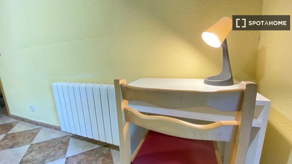 Habitación en piso compartido de 7 habitaciones en Entrevías, Madrid.