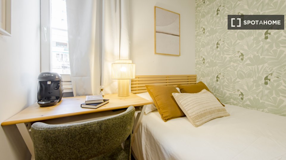 Double room Madrid, 13 beds, 266m² — photo 2