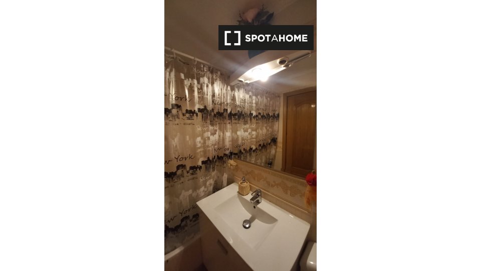 Double room Madrid, 3 beds — photo 17