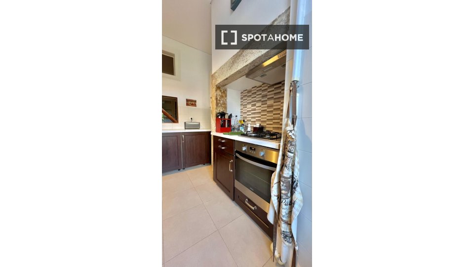 Double room Lisbon, 3 beds — photo 15