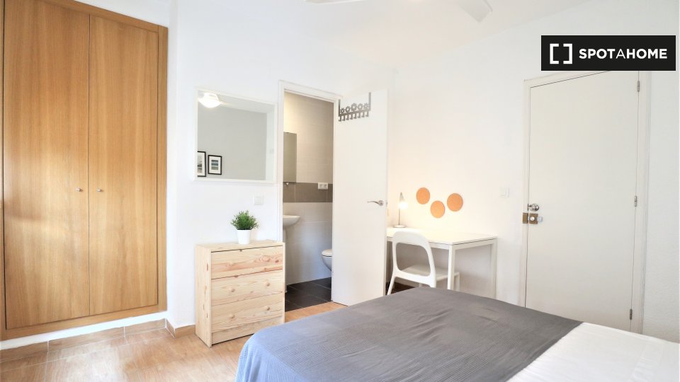 Double room Valencia, 3 beds, 80m² — photo 5