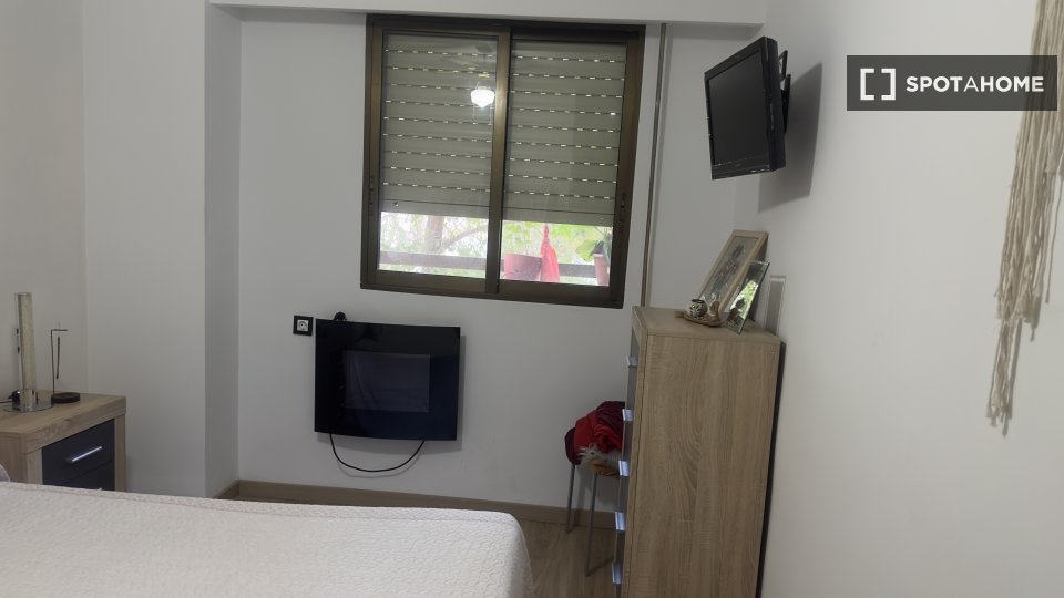Double room Valencia, 2 beds, 100m² — photo 13