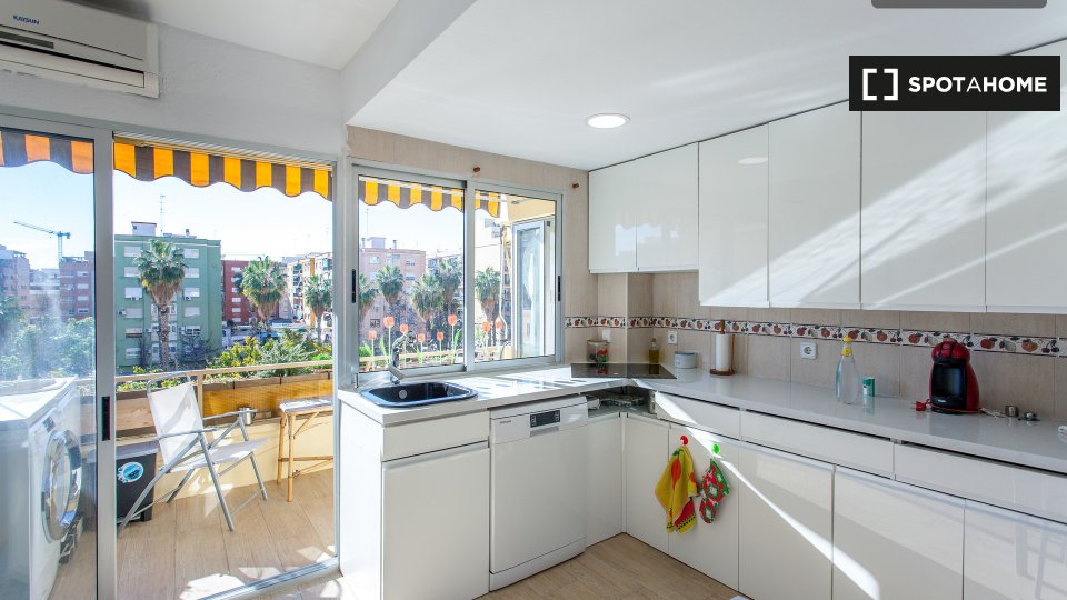 Double room Valencia, 3 beds, 90m² — photo 2