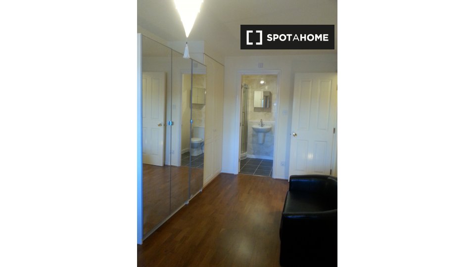 Double room London, 3 beds — photo 19
