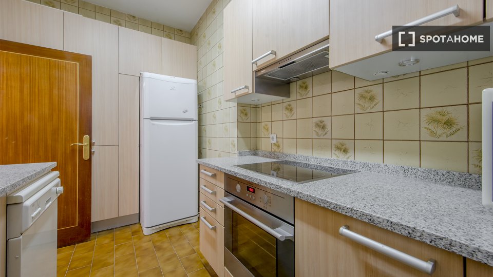 Double room Madrid, 5 beds, 110m² — photo 3