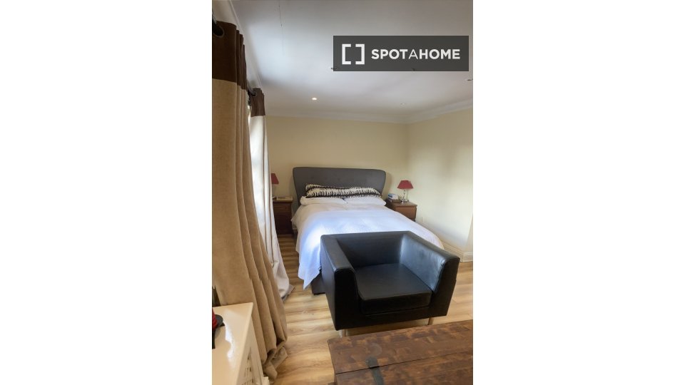 Double room London, 3 beds, 1000m² — photo 1