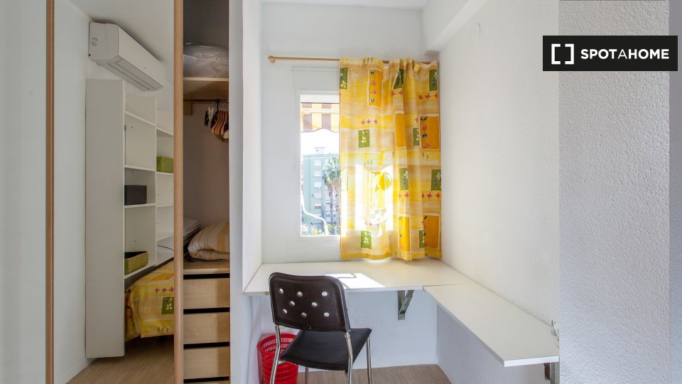 Double room Valencia, 3 beds, 90m² — photo 3
