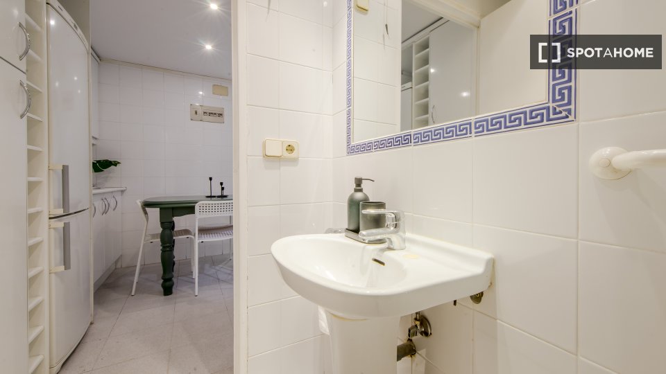Double room Madrid, 8 beds — photo 3