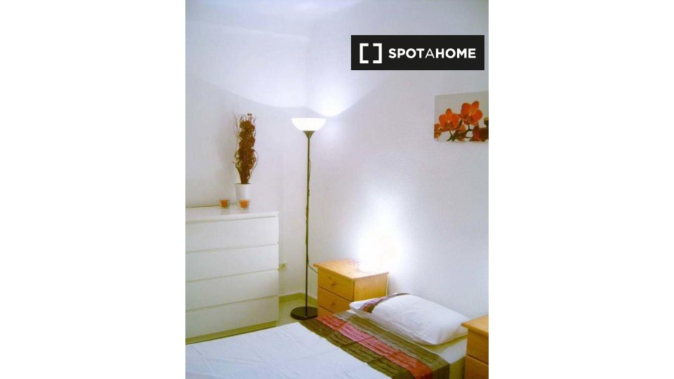 Double room Madrid, 3 beds — photo 9