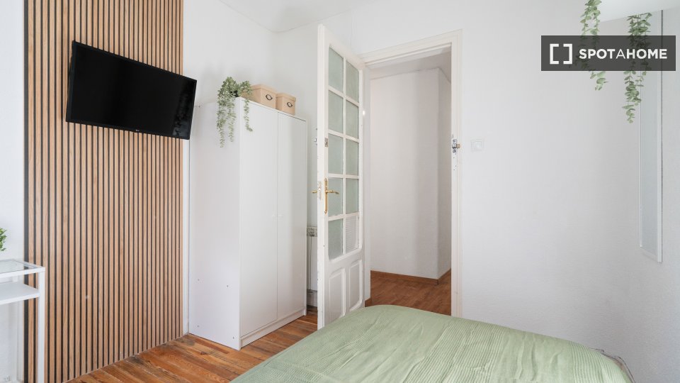 Double room Madrid, 5 beds, 102m² — photo 5