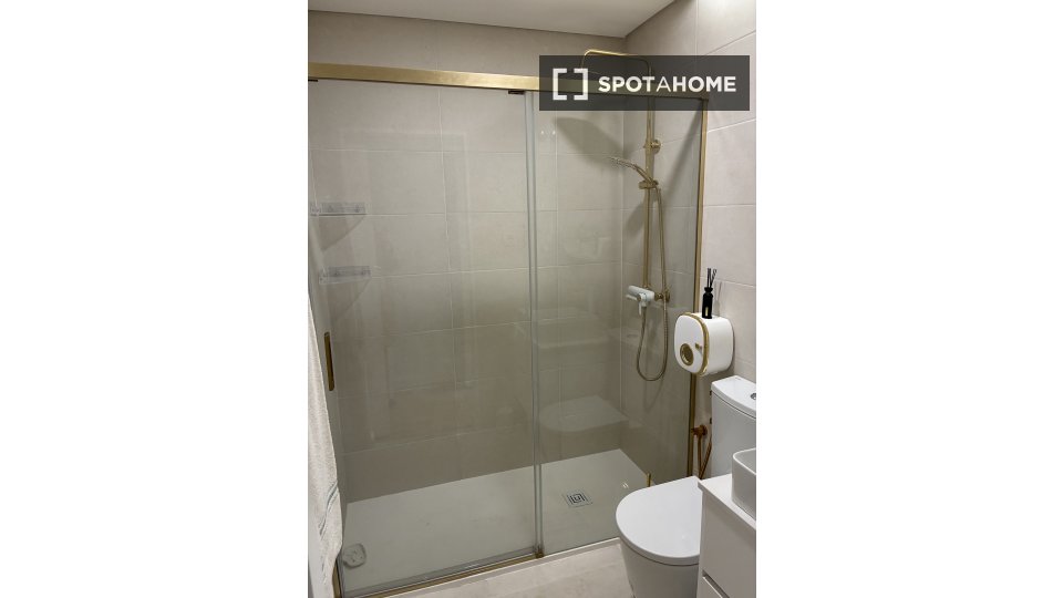 Double room Lisbon, 2 beds, 90m² — photo 9