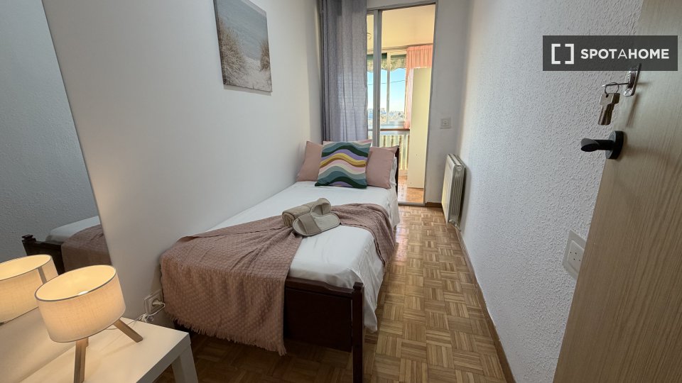 Double room Madrid, 7 beds, 140m² — photo 12