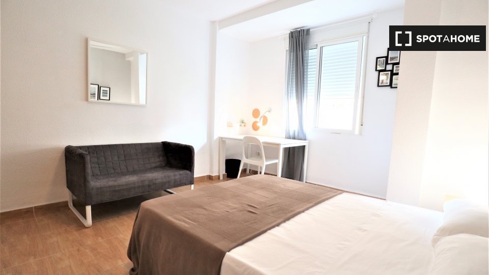 Double room Valencia, 3 beds, 80m² — photo 13
