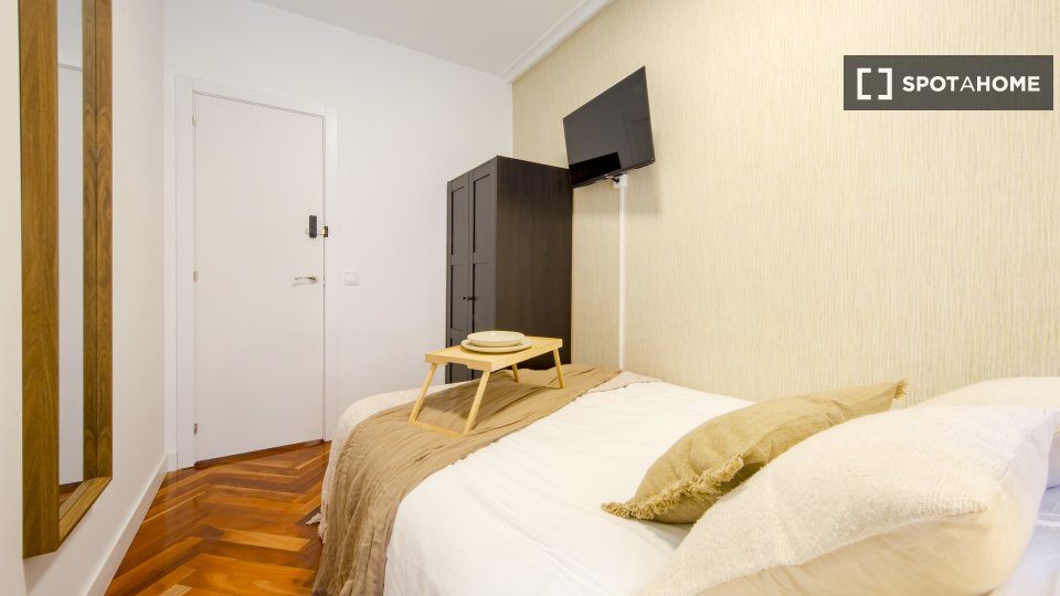 Double room Madrid, 6 beds, 117m² — photo 3