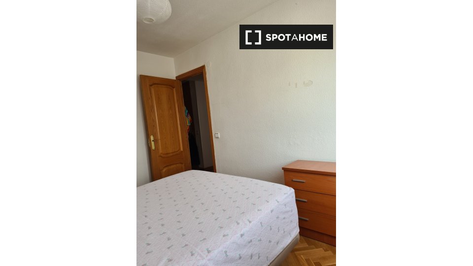 Double room Madrid, 3 beds, 80m² — photo 5