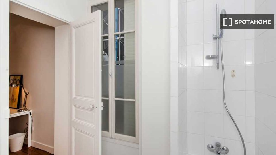 Double room Paris, 4 beds, 80m² — photo 10