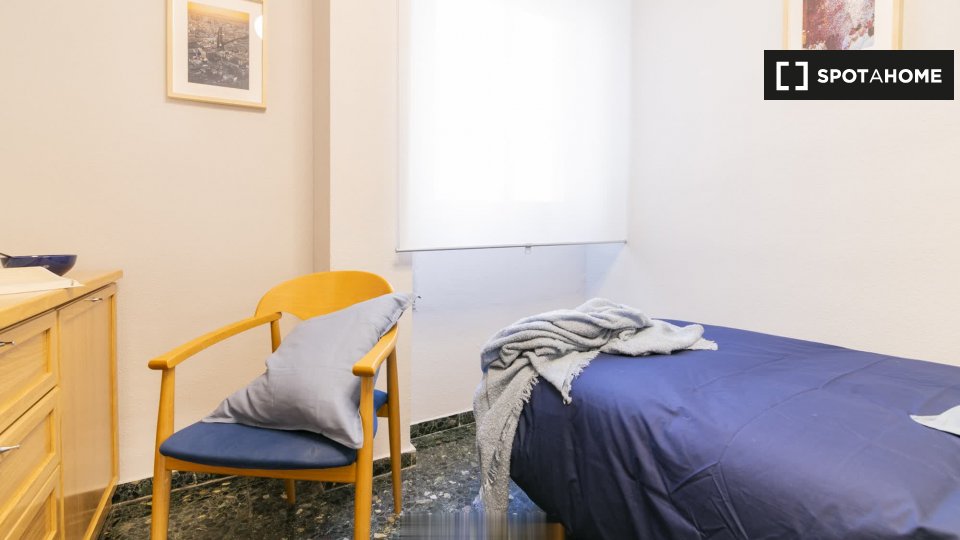 Double room Valencia, 5 beds, 110m² — photo 2