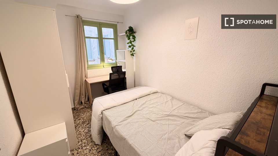 Habitación en un piso compartido de 5 habitaciones, La Raiosa, Valencia.