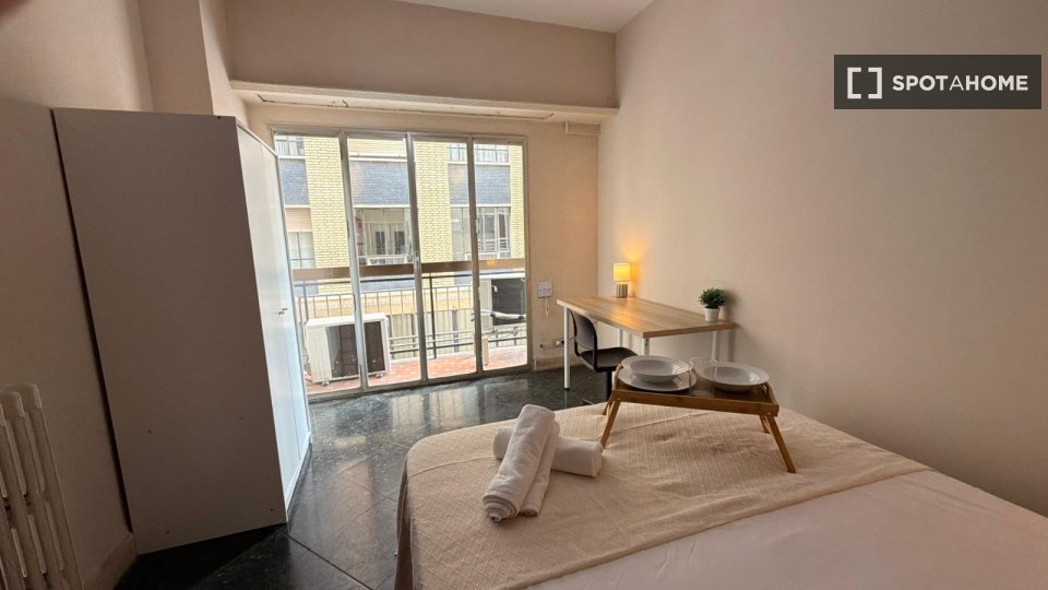 Habitación en piso compartido de 6 habitaciones en Sant Francesc, Valencia.