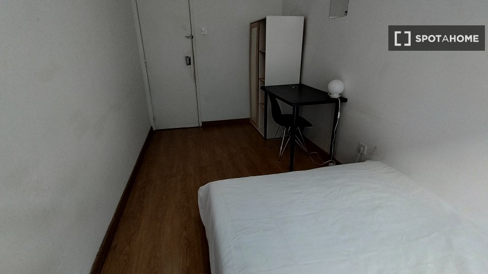 Double room Lisbon, 3 beds, 60m² — photo 20