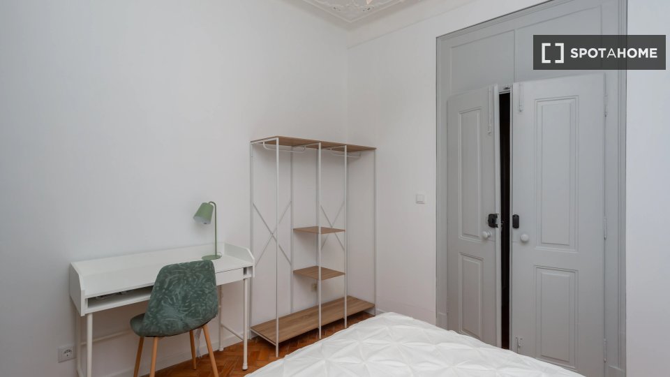 Double room Lisbon, 5 beds — photo 12
