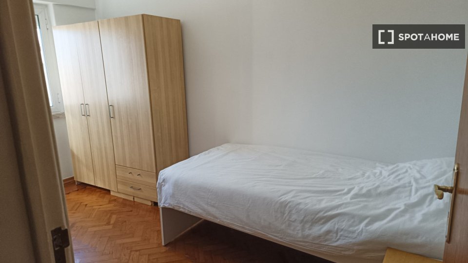 Double room Lisbon, 3 beds — photo 3