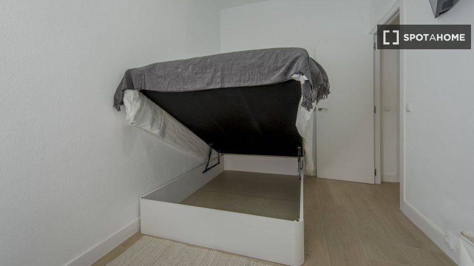 Double room Madrid, 9 beds, 200m² — photo 1