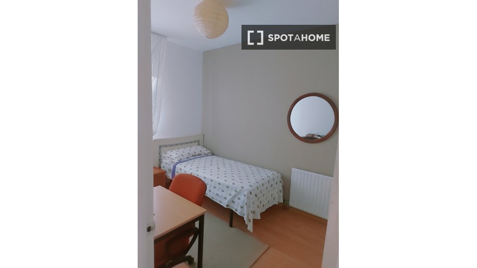 Double room Madrid, 3 beds, 80m² — photo 3