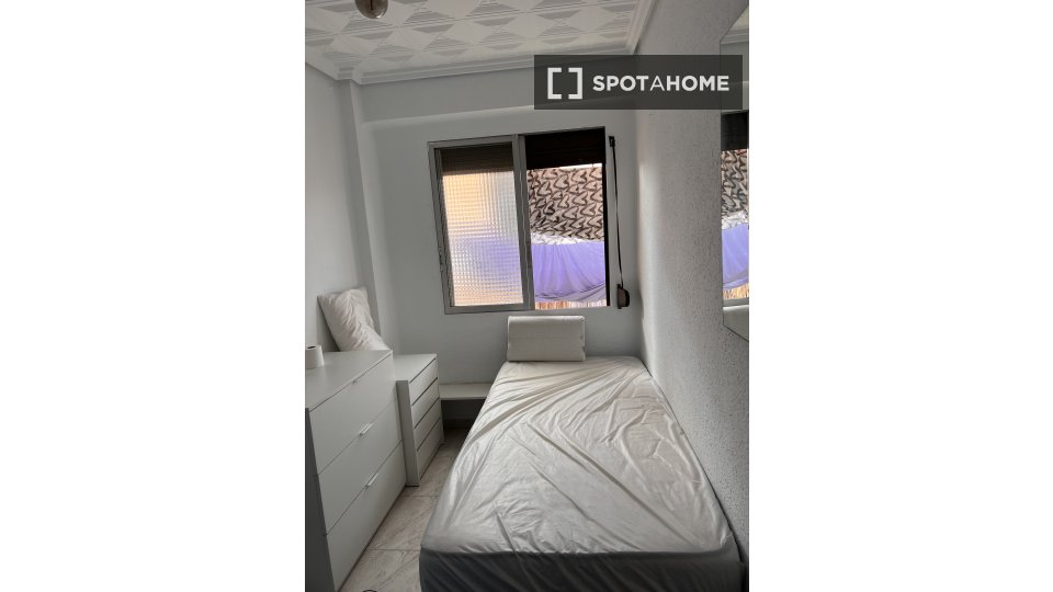 Double room Valencia, 3 beds, 85m² — photo 24
