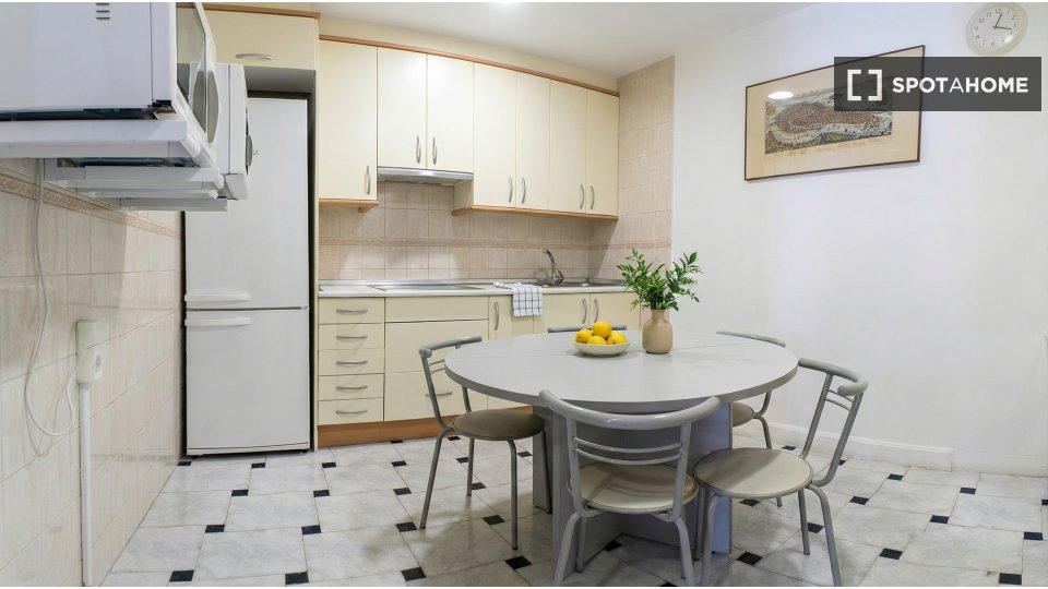 Piso de 10 habitaciones en alquiler en Peñagrande, Madrid