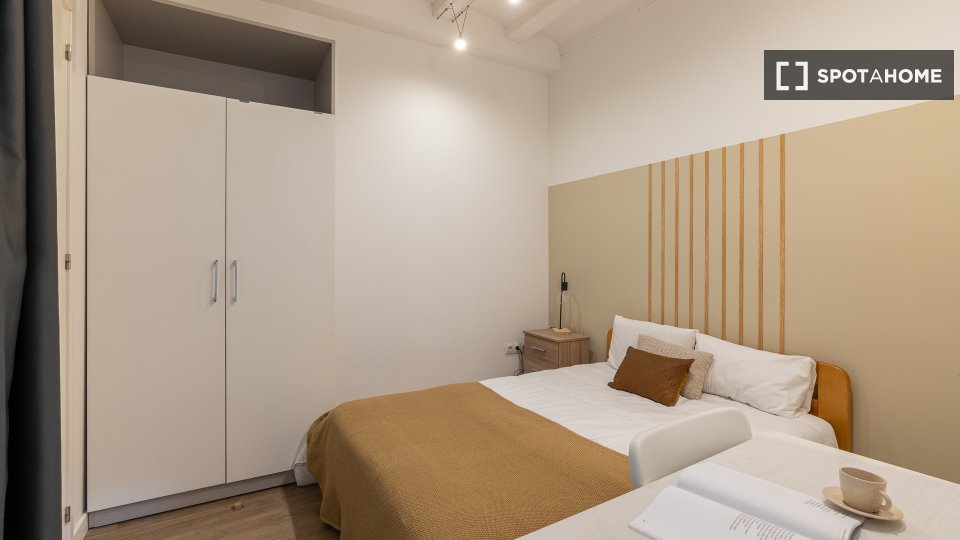 Double room Barcelona, 5 beds, 90m² — photo 9