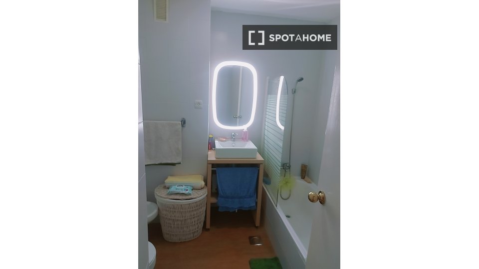 Double room Madrid, 3 beds, 80m² — photo 4
