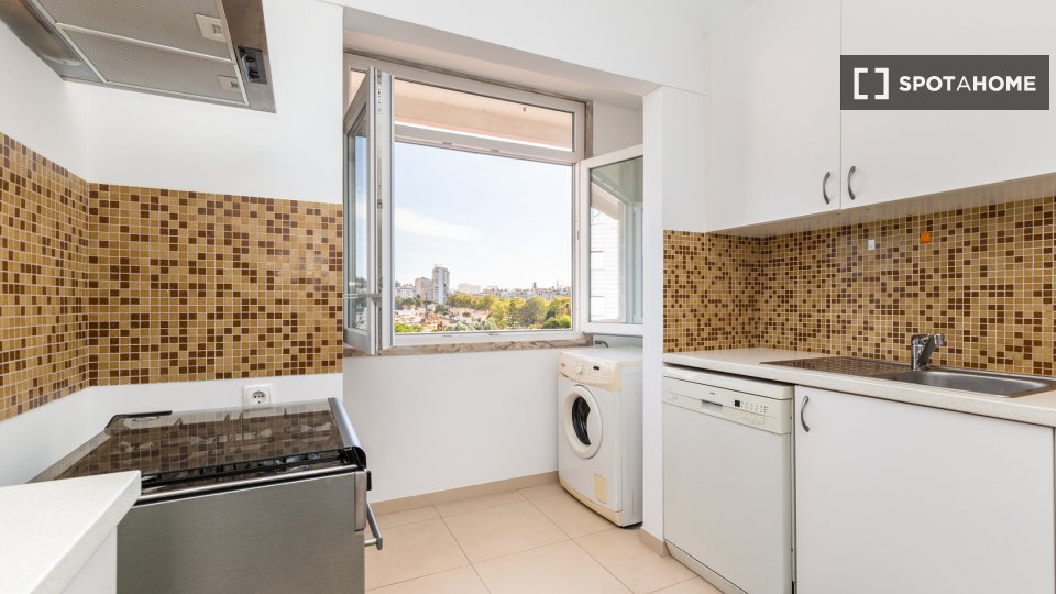 Apartment Lisbon, 3 beds, 100m² — photo 17
