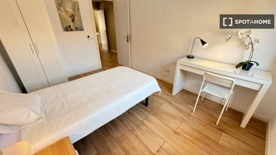 Double room Madrid, 3 beds — photo 45