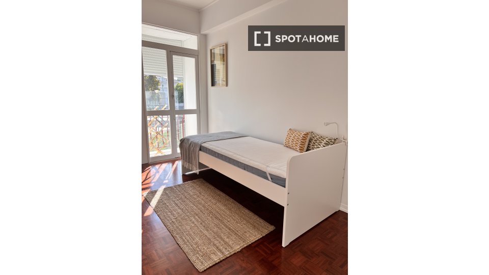 Double room Lisbon, 6 beds — photo 24