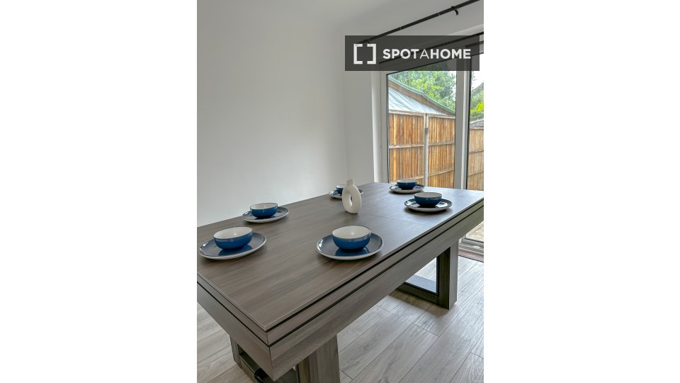 Whole 3 bedrooms apartment in Bromley (ref 1066317) Spotahome