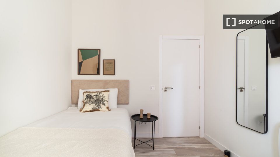 Double room Madrid, 7 beds, 230m² — photo 9