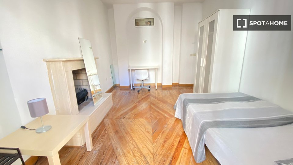 Double room Madrid, 7 beds, 180m² — photo 22