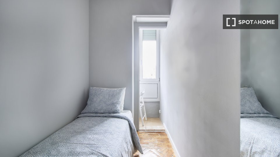 Double room Lisbon, 6 beds — photo 18