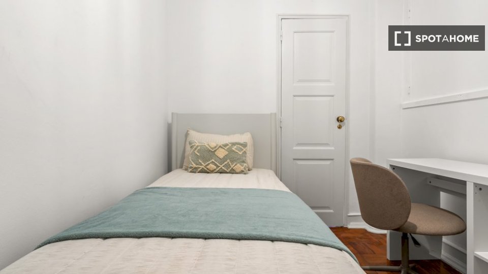Double room Lisbon, 5 beds — photo 11