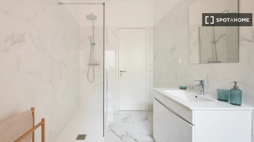 Double room Lisbon, 7 beds — photo 17